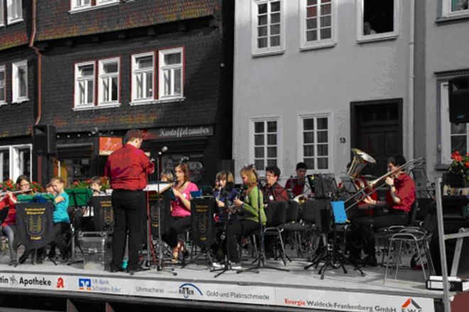 Das Jugendorchester Fritzlar eröffnete die Serenade des Kath. Bläserchores im Juni 2012